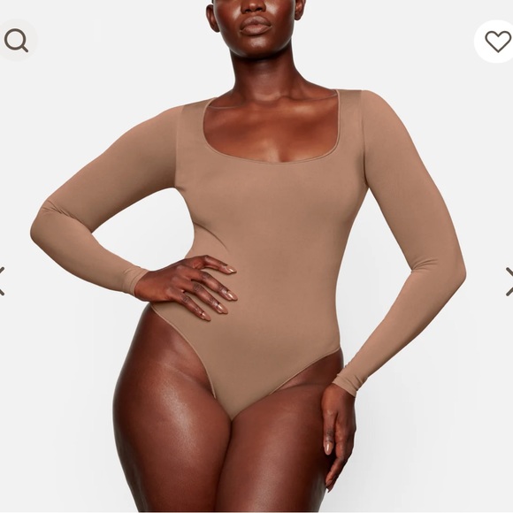 SKIMS ESSENTIAL LONG SLEEVE SCOOP NECK BODYSUIT - Picture 3 of 3
